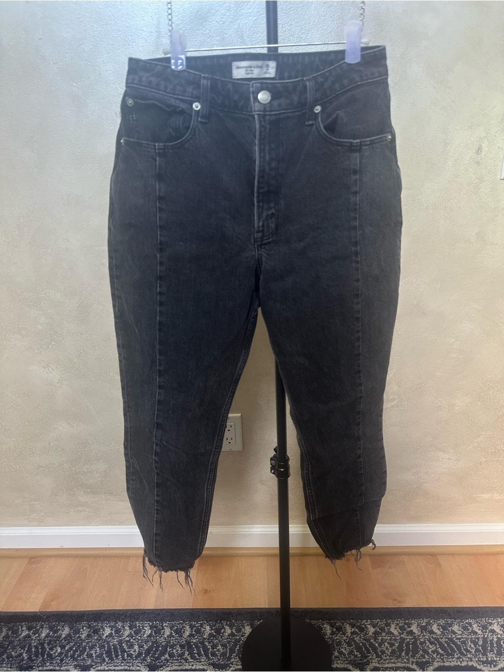 Abercrombie & Fitch Black The Mom High Rise Jeans with Raw Hem sz 28 curve love